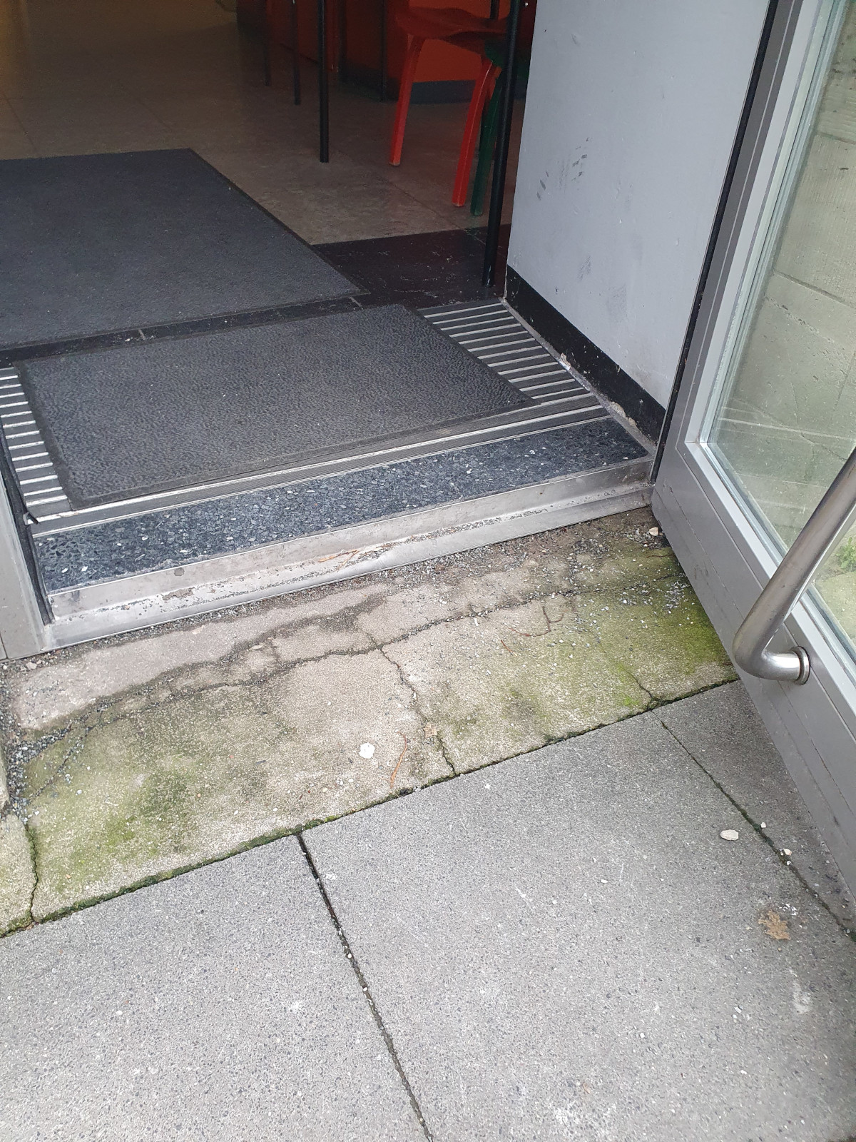 Blick auf den Boden bei offener Eingangstür, so dass die Türschwelle zu sehen ist.