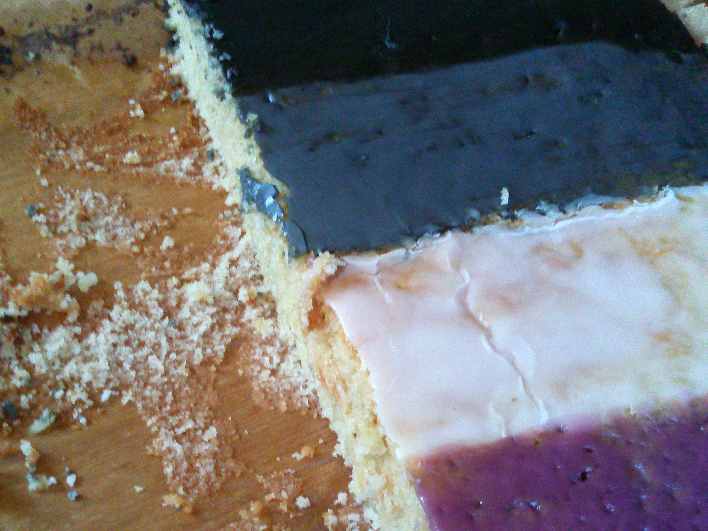 Zitronenkuchen mit Zuckerguss in den Farben der asexuellen Flagge